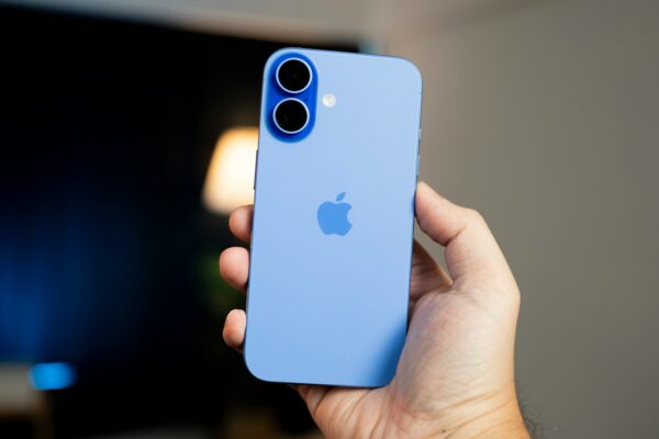 una imagen de un iPhone 16 azul en manos de una persona fuente de imagen: https://unsplash.com/photos/a-person-holding-a-blue-iphone-in-their-hand-FkEfFVrbM3o