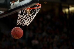 Una pelota de baloncesto cayendo a través de un aro en una cancha de baloncesto para representar la eficiencia de Nikola Jokic fuente de imagen: https://unsplash.com/photos/ball-under-basketball-ring-BfphcCvhl6E