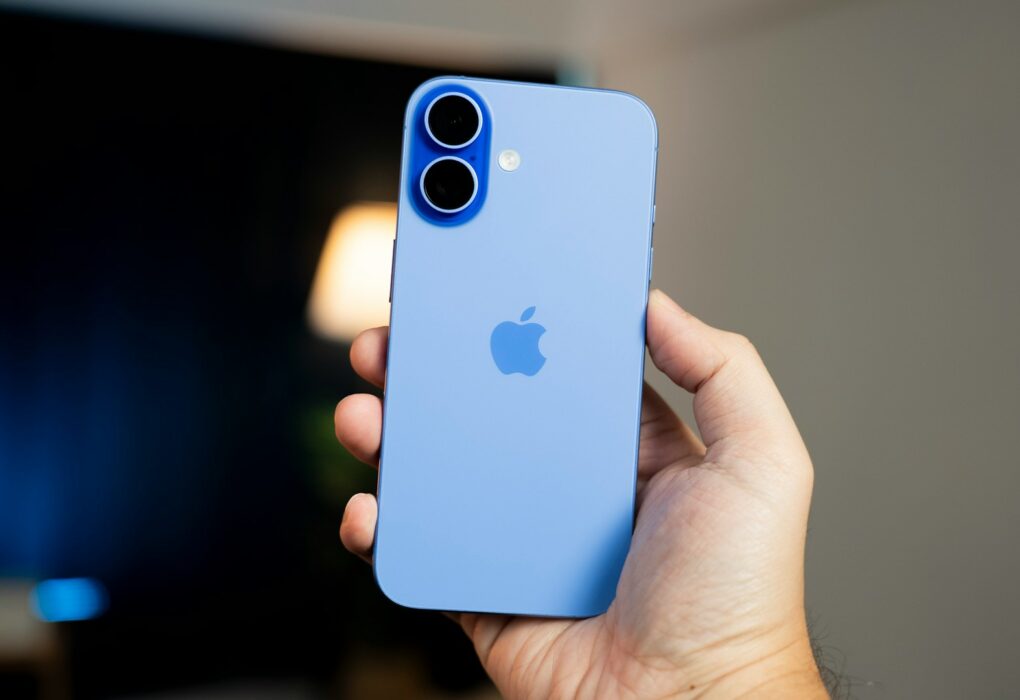 una imagen de un iPhone 16 azul en manos de una persona fuente de imagen: https://unsplash.com/photos/a-person-holding-a-blue-iphone-in-their-hand-FkEfFVrbM3o